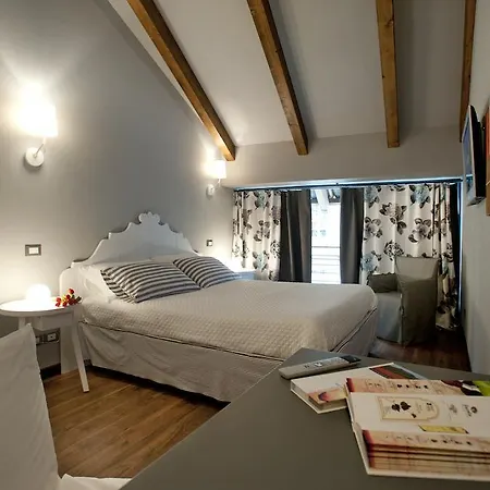 Vinoteca La Sacrestia Nocleg ze śniadaniem Alba (Piedmont)