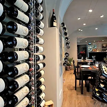 Vinoteca La Sacrestia Nocleg ze śniadaniem Alba (Piedmont)
