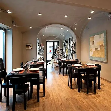 Vinoteca La Sacrestia Nocleg ze śniadaniem Alba (Piedmont)