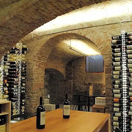 Nocleg ze śniadaniem Vinoteca La Sacrestia Alba (Piedmont)