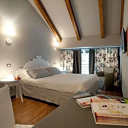 Nocleg ze śniadaniem Vinoteca La Sacrestia Alba (Piedmont)